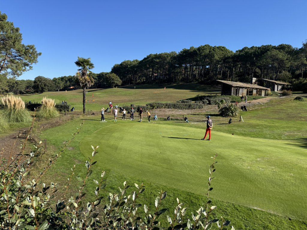 Golffreunde bei der Unterrichtsstunde